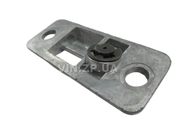 Планка замка багажника Таврия 1102, нижняя, с пластиковой втулкой ПРИЗМА 2